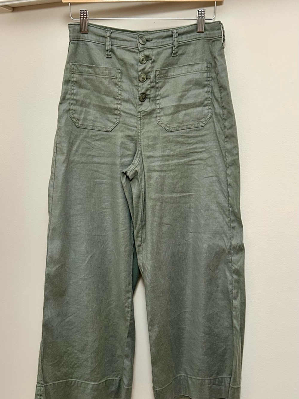 Evereve Stretch Linen High-Waist Cropped Casual Pants in Olive Green